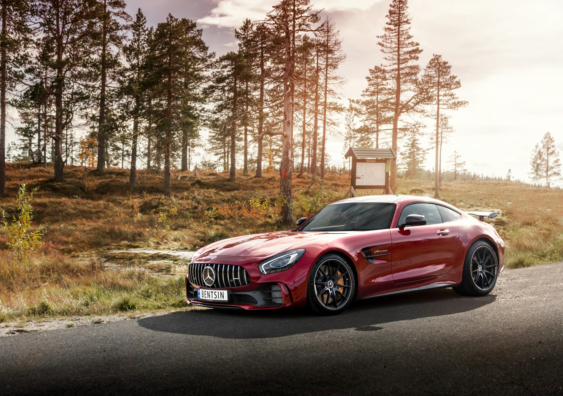 Röd Mercedes-AMG GT på skogsväg