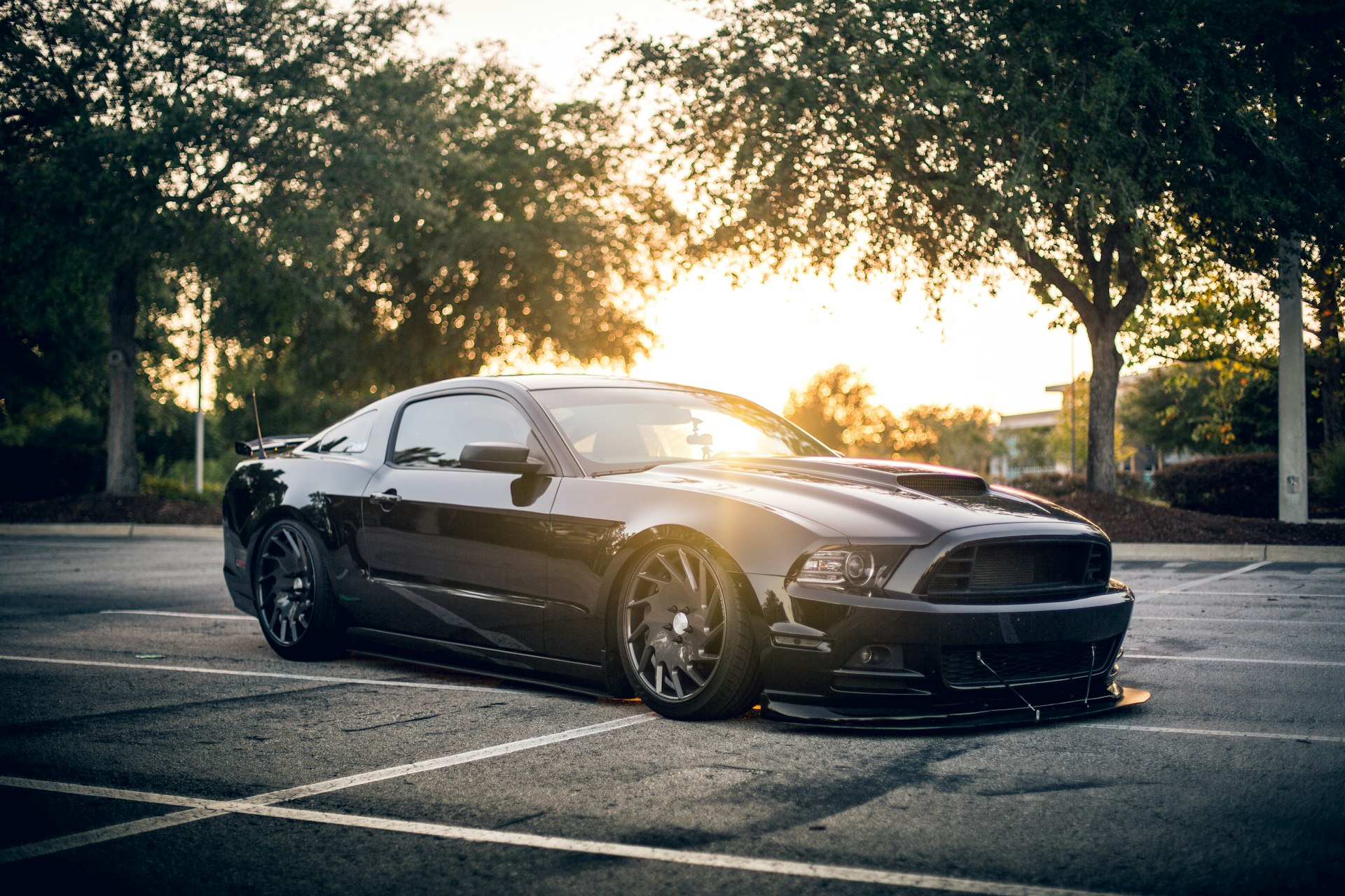 Svart Ford Mustang i solnedgång