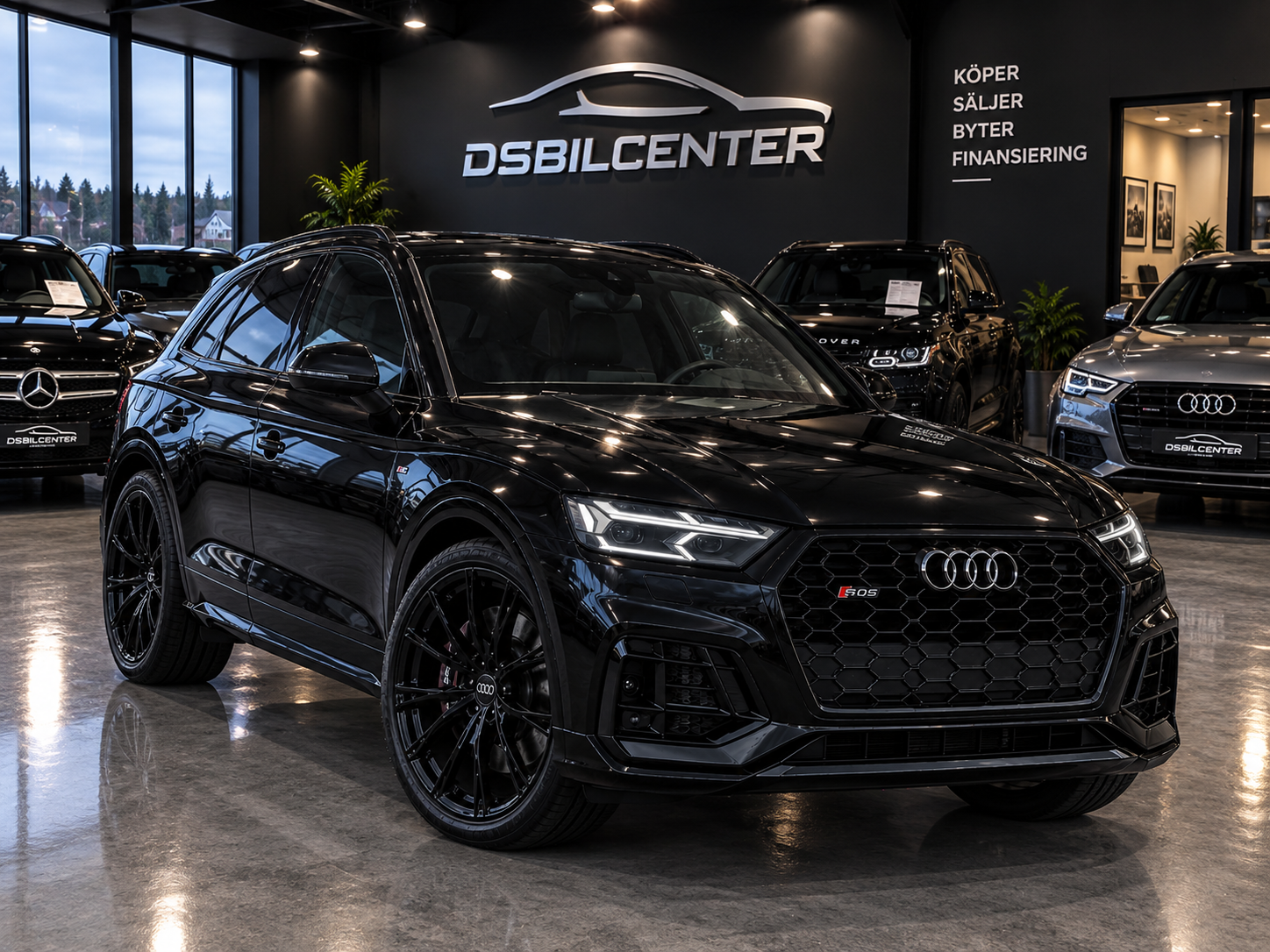Svart Audi SQ5 SUV i DS Bilcenters showroom